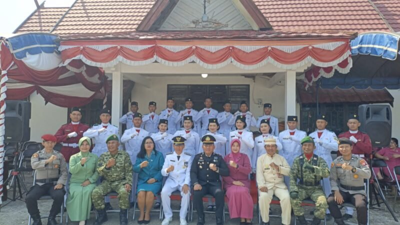 Kapolsek Sepang Jadi Inspektur Upacara Penurunan Bendera Merah Putih Di Kecamatan Sepang 