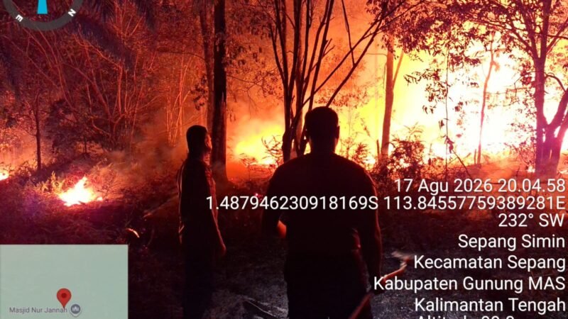 Kebakaran Lahan Melanda Sepang Simin, Polsek Sepang Di Bantu Masyarakat Berjibaku Padamkan Api