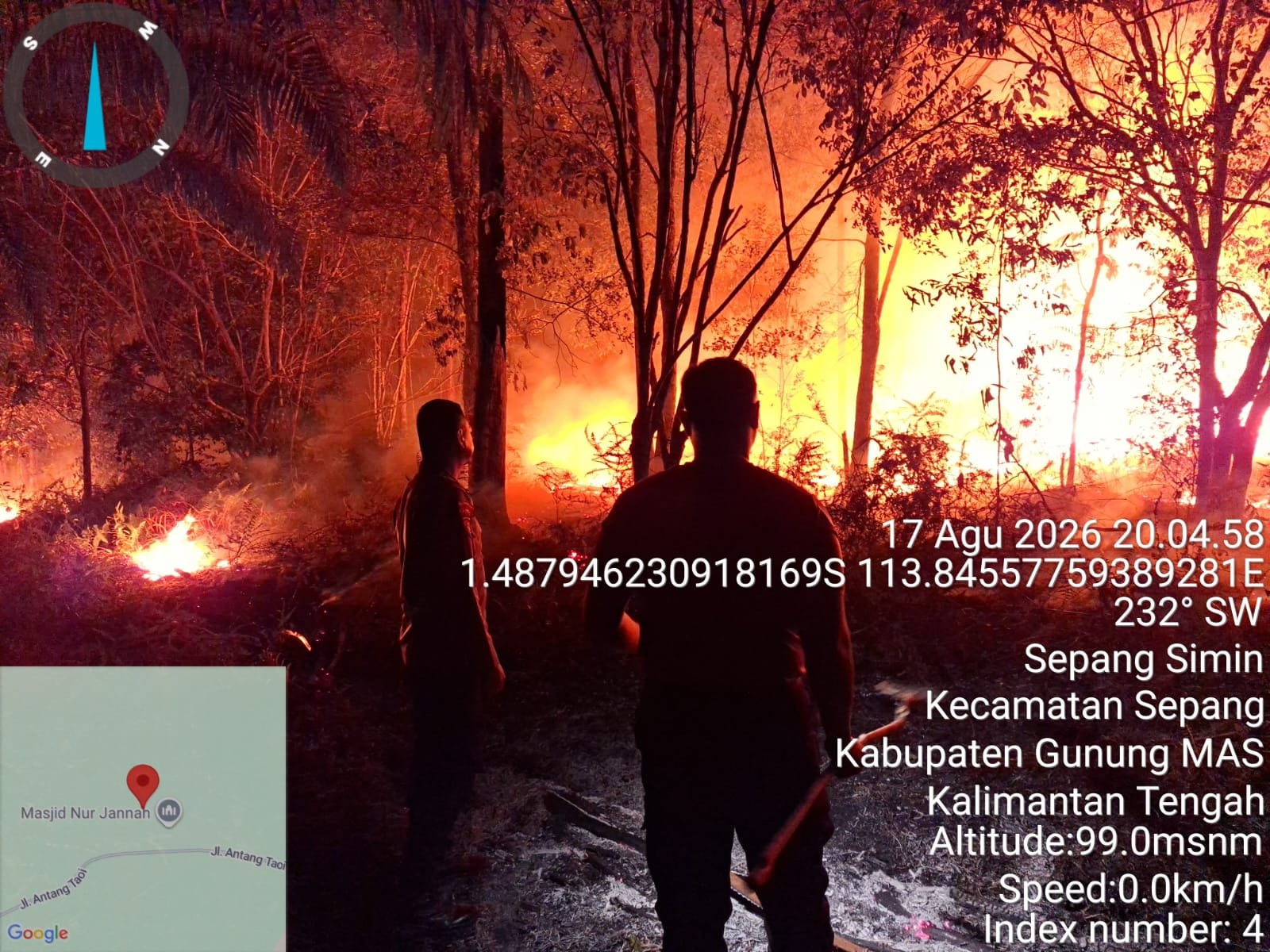 Kebakaran Lahan Melanda Sepang Simin, Polsek Sepang Di Bantu Masyarakat Berjibaku Padamkan Api