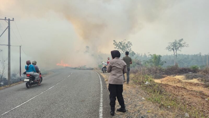 Kapolres Gunung Mas Pimpin Langsung Pemadaman Karhutla, Api di KM 8–10 Berhasil Dipadamkan