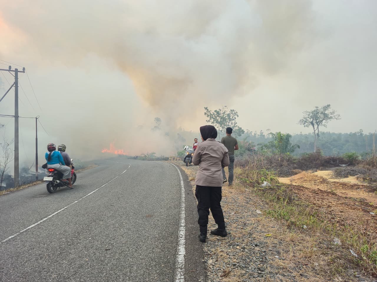 Kapolres Gunung Mas Pimpin Langsung Pemadaman Karhutla, Api di KM 8–10 Berhasil Dipadamkan