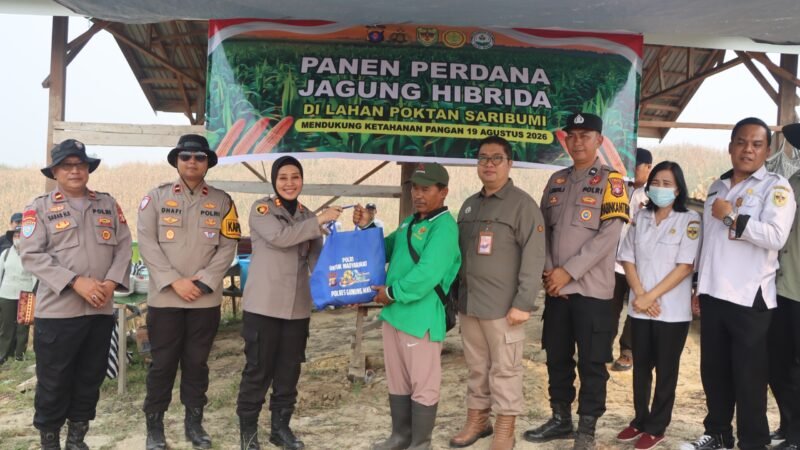 Kapolres Gunung Mas, Sampaikan Pesan Karhutla dan Bagikan Sembako Setelah Ikut Panen Jagung