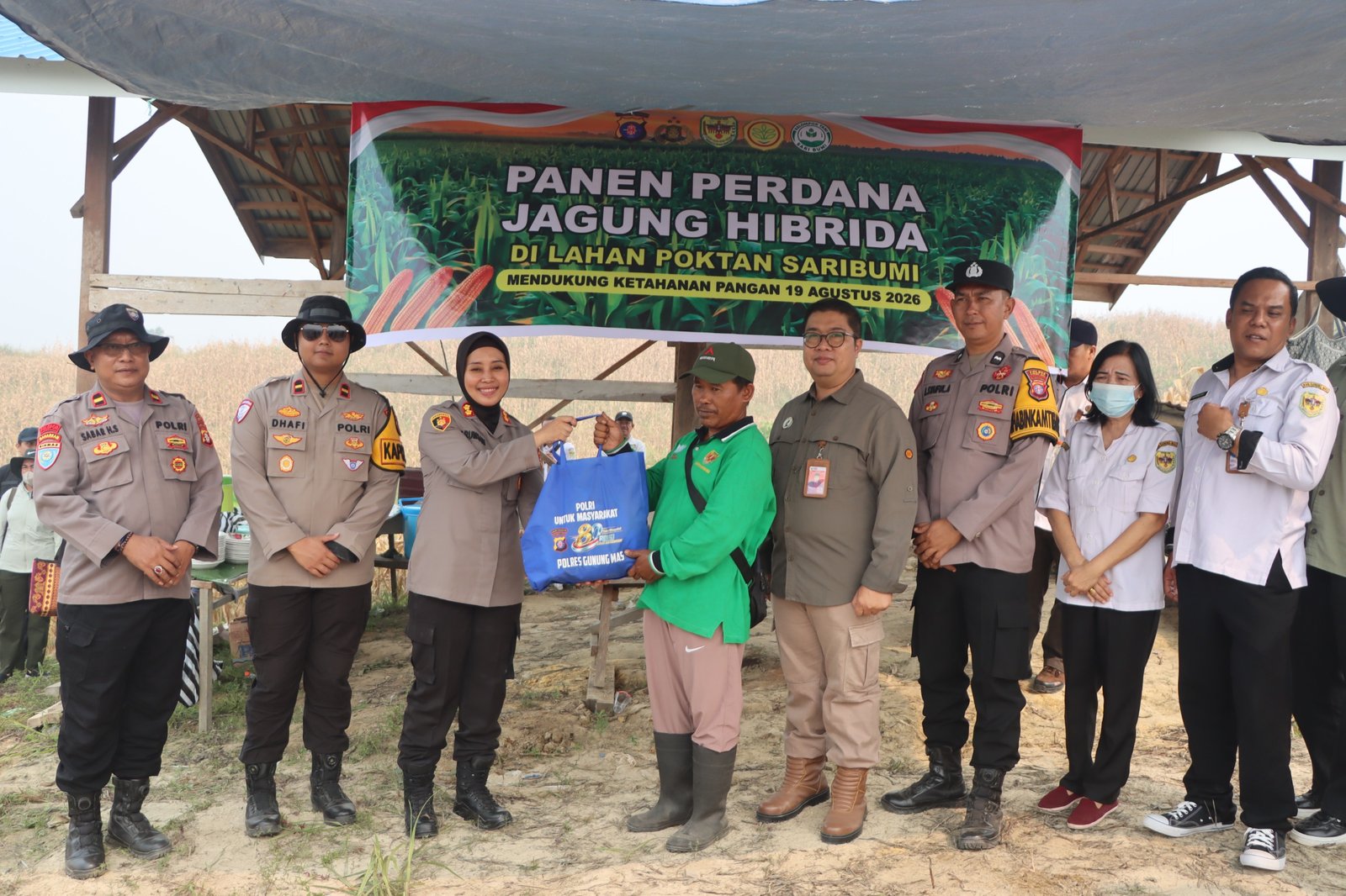 Kapolres Gunung Mas, Sampaikan Pesan Karhutla dan Bagikan Sembako Setelah Ikut Panen Jagung