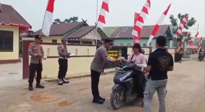 Polsek Sepang Bagikan Masker kepada Pengguna Jalan, Antisipasi ISPA Akibat Kabut Asap