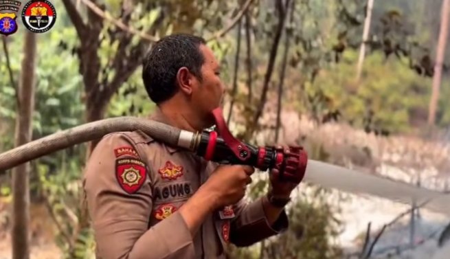 Pantang Mundur Sebelum Padam, Polisi Terus Bergerak! Siang-Malam Polres Gunung Mas Berjibaku Lawan Karhutla