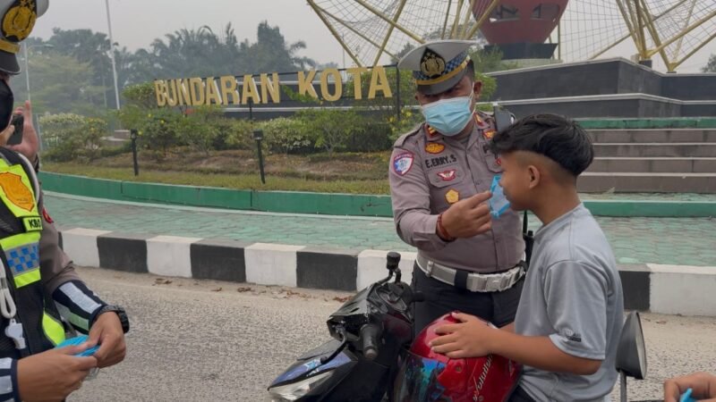 Kabut Asap Ganggu Pengendara, Satlantas Gunung Mas Bagikan 500 Masker dan Imbau Waspada