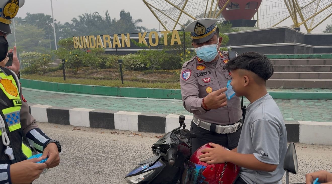 Kabut Asap Ganggu Pengendara, Satlantas Gunung Mas Bagikan 500 Masker dan Imbau Waspada