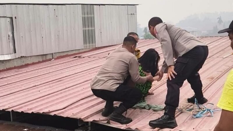 Perempuan Naik ke Atap Warung di Palangka Raya, Polisi Evakuasi Secara Humanis