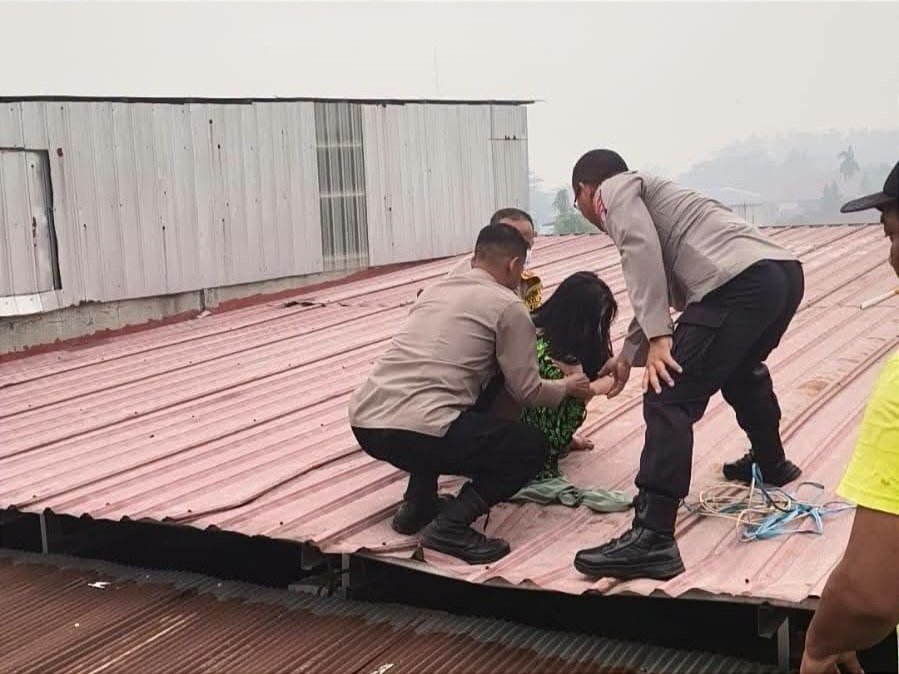 Perempuan Naik ke Atap Warung di Palangka Raya, Polisi Evakuasi Secara Humanis