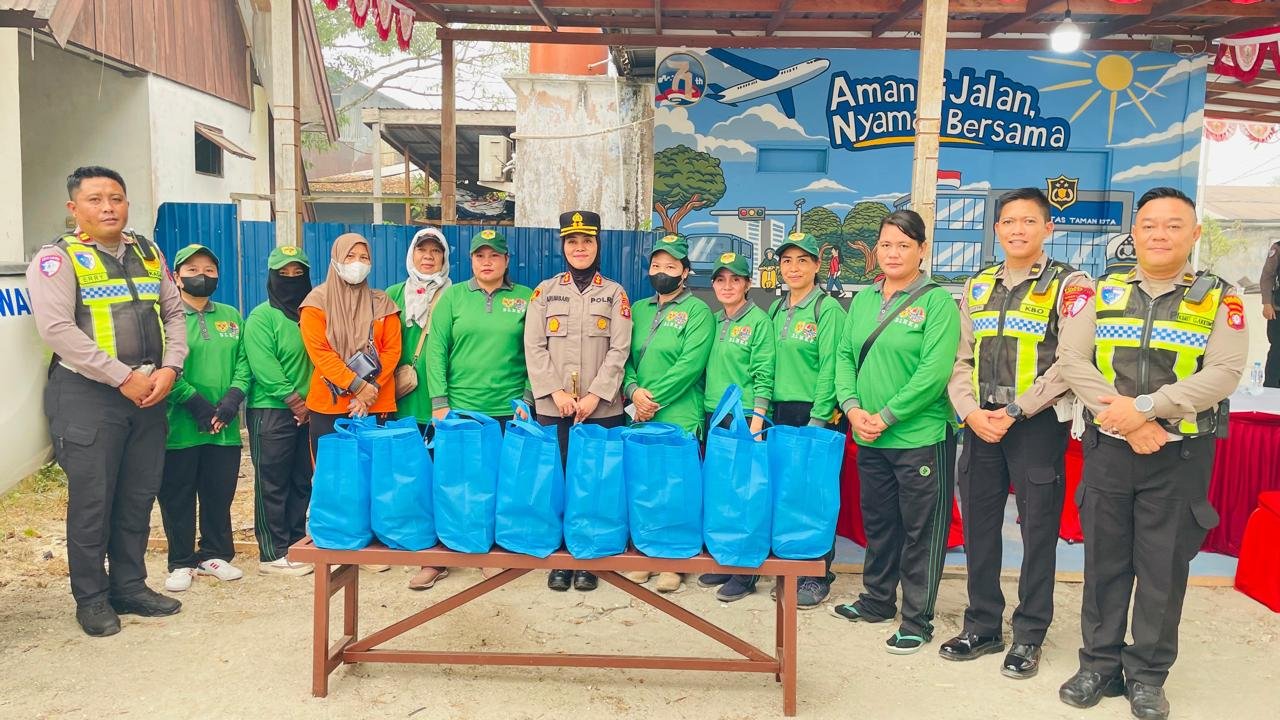 Kabut Asap Tebal di Kuala Kurun, Kapolres Gunung Mas Ingatkan Driver Maxim Jaga Kesehatan dan Waspadai Kecelakaan