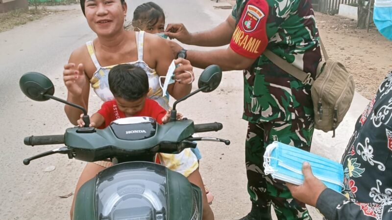 Kabut Asap Melanda, Koramil 11 Kapuas Hulu Bersama Forkopimcam dan Puskesmas Bagikan Masker ke Warga
