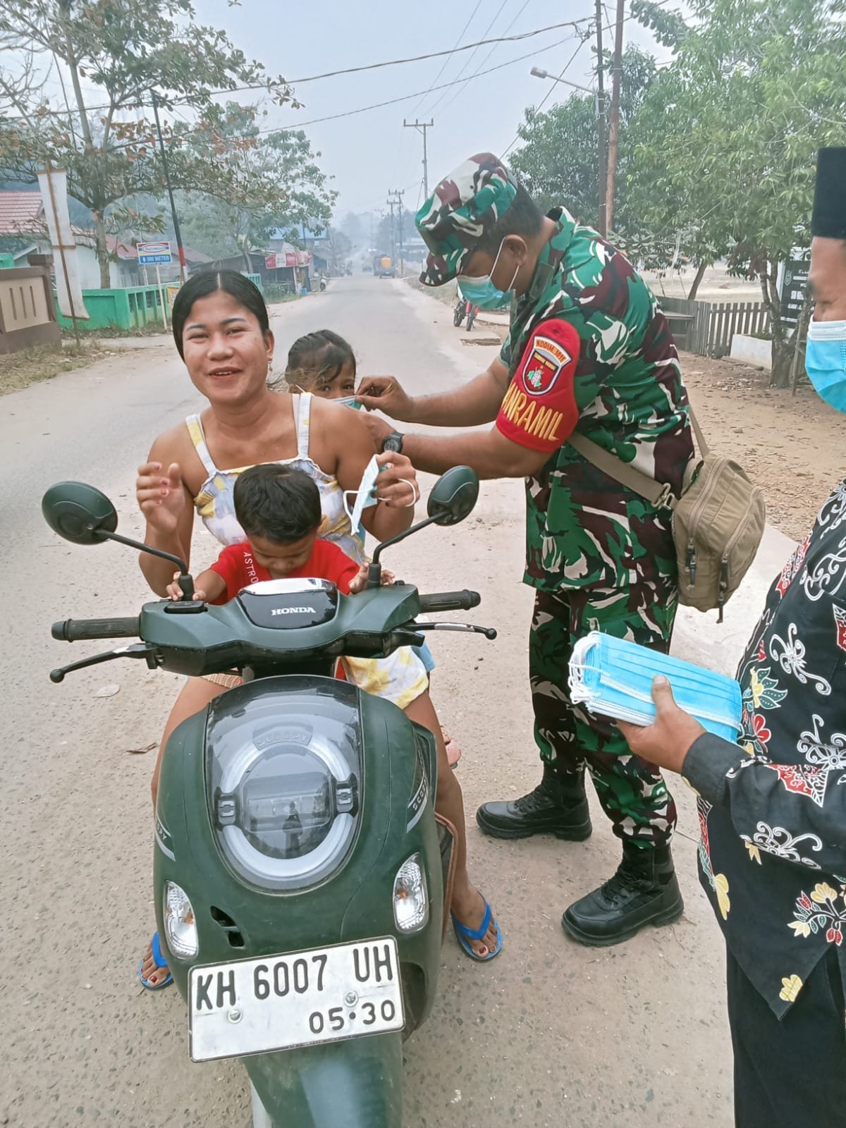 Kabut Asap Melanda, Koramil 11 Kapuas Hulu Bersama Forkopimcam dan Puskesmas Bagikan Masker ke Warga