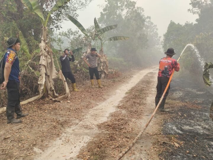 Padamkan Karhutla di Banturung, Satgas Polresta Palangka Raya Lakukan Penyekatan