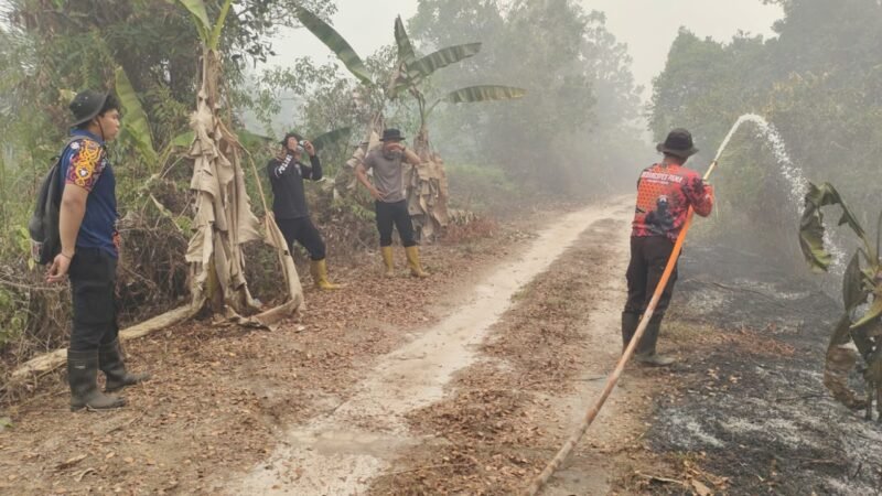 Padamkan Karhutla di Banturung, Satgas Polresta Palangka Raya Lakukan Penyekatan
