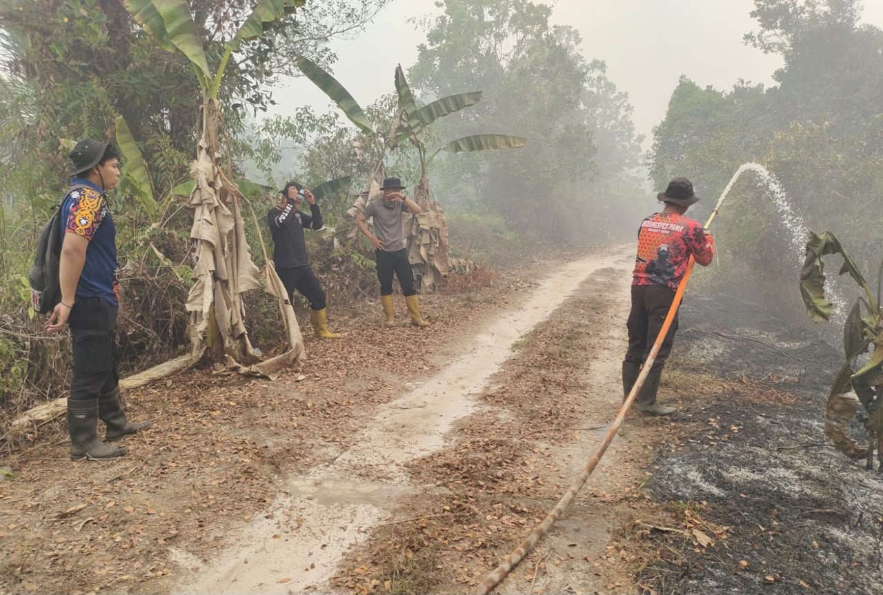Padamkan Karhutla di Banturung, Satgas Polresta Palangka Raya Lakukan Penyekatan