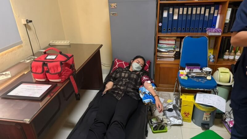 Peduli Kemanusiaan, Polwan Polresta Palangka Raya Ikuti Aksi Donor Darah