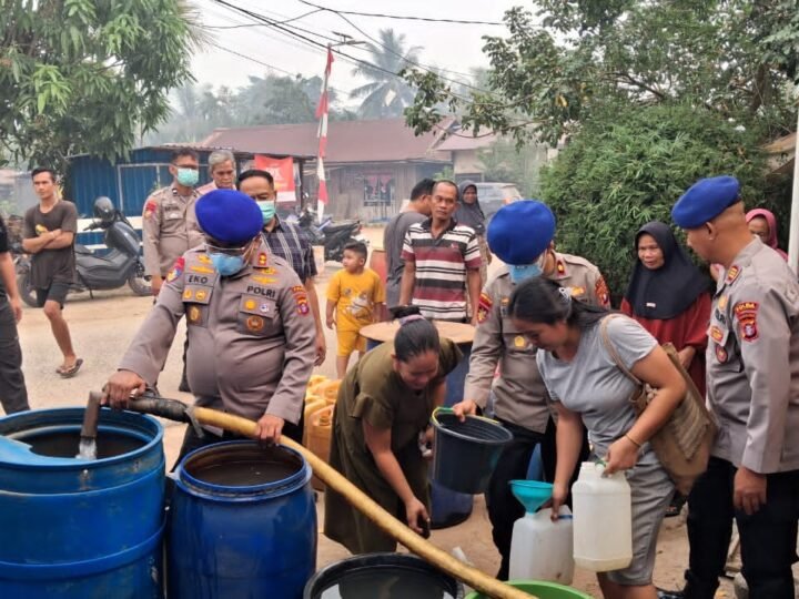 Wadirpolairud Polda Kalteng Bagikan Air Bersih Kepada Masyarakat Yang Terdampak Karhutla