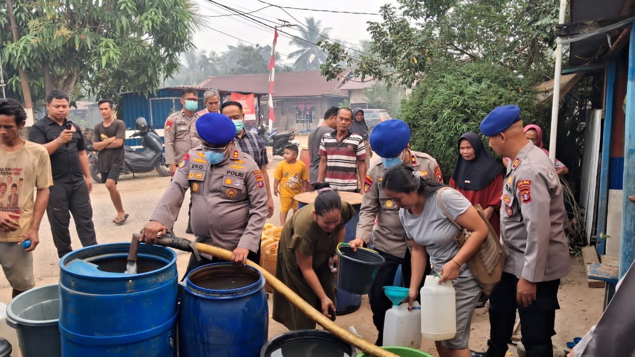 Wadirpolairud Polda Kalteng Bagikan Air Bersih Kepada Masyarakat Yang Terdampak Karhutla