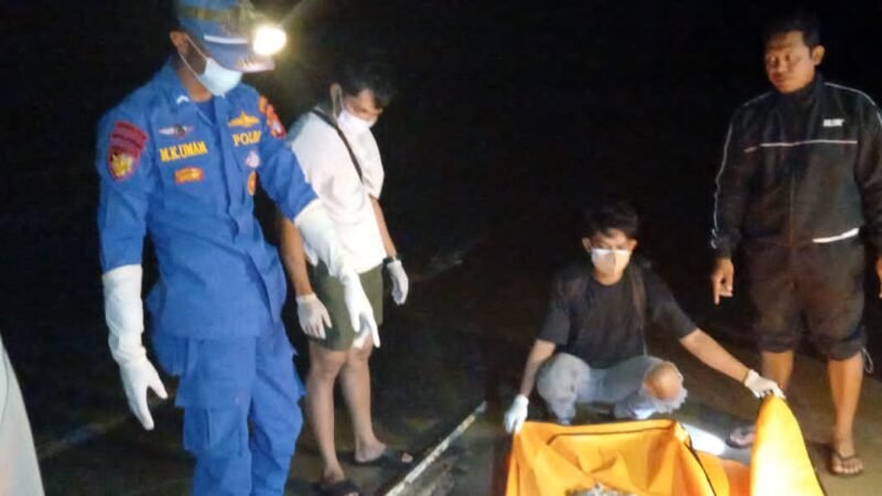 Ditpolairud Polda Kalteng Evakuasi Jenazah Tanpa Identitas Diduga Korban Kapal Virgo Transport 8 di Pantai Lunci Sukamara