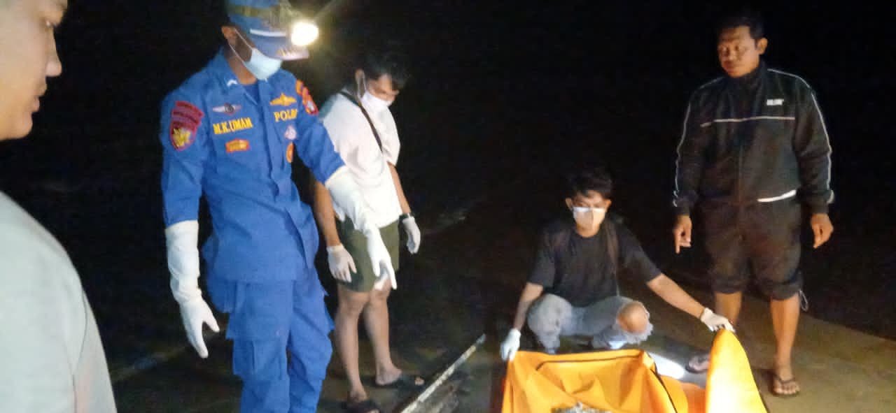 Ditpolairud Polda Kalteng Evakuasi Jenazah Tanpa Identitas Diduga Korban Kapal Virgo Transport 8 di Pantai Lunci Sukamara