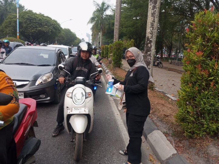 Kabut Asap Kian Pekat, Ladies Bikers Palangka Raya Turun ke Jalan Bagikan 1.500 Masker