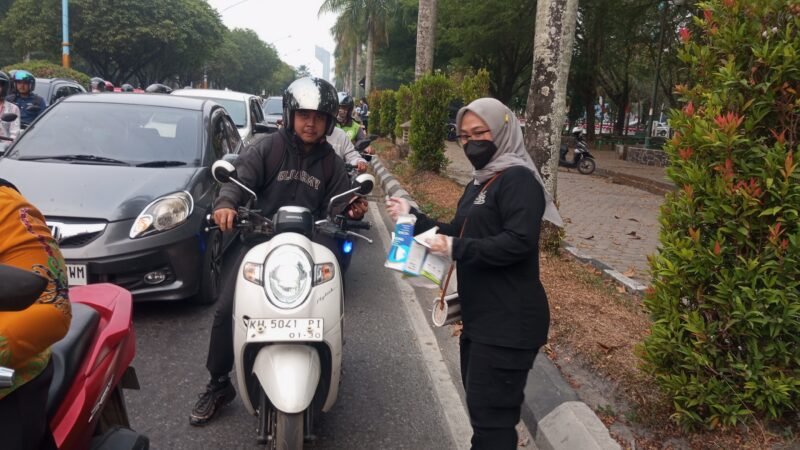Kabut Asap Kian Pekat, Ladies Bikers Palangka Raya Turun ke Jalan Bagikan 1.500 Masker