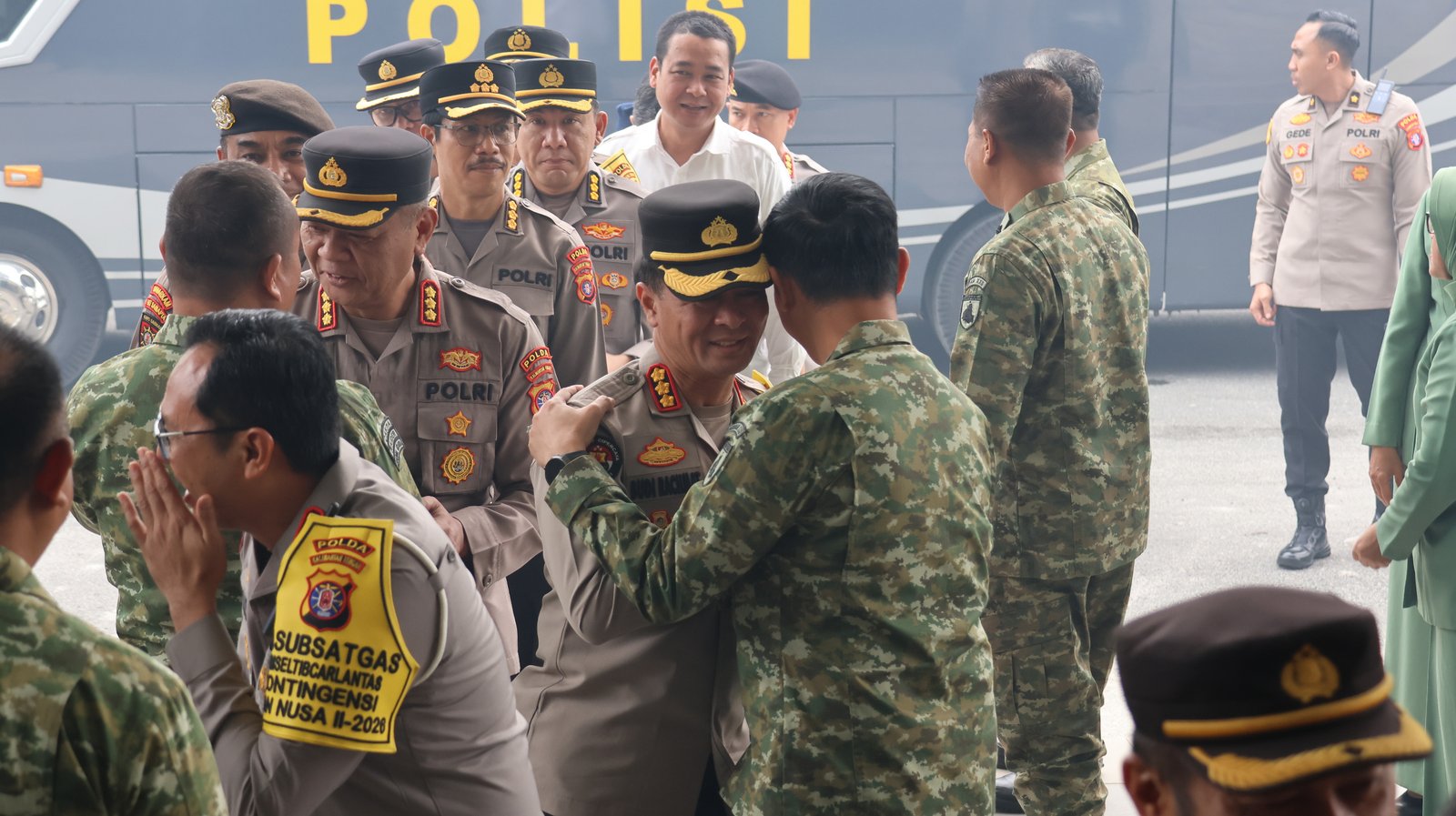 HUT TNI ke-81, Kapolda Kalteng Bersama Pejabat Utama Beri Kejutan Kue Ulang Tahun untuk Kodam XXII Tambun Bungai