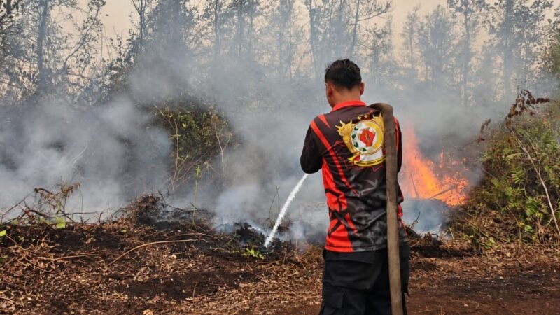 Personel Ditsamapta Polda Kalteng Terus Berjibaku Padamkan Api