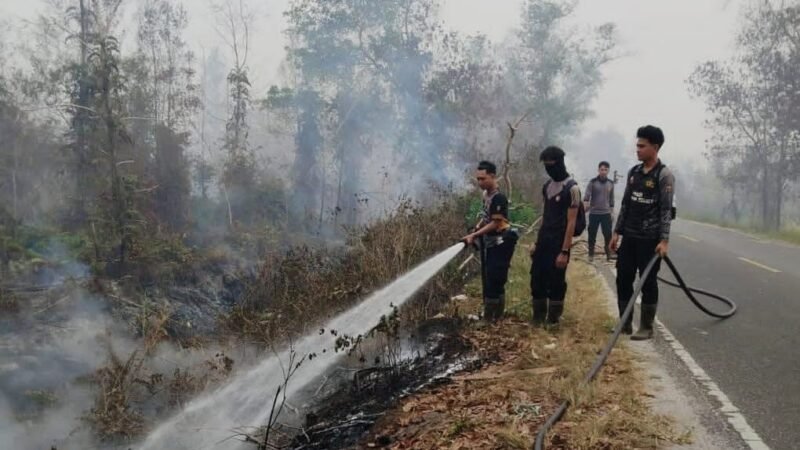 Di Tengah Kepungan Asap, Personel Polda Kalteng Terus Optimalkan Pemadaman Karhutla