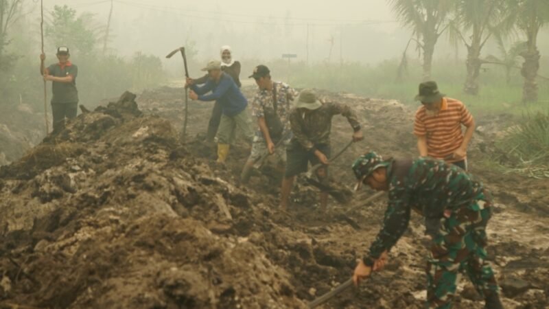 Pererat Kebersamaan, Satgas TMMD Bersama Warga Gotong Royong Pembuatan Drainase