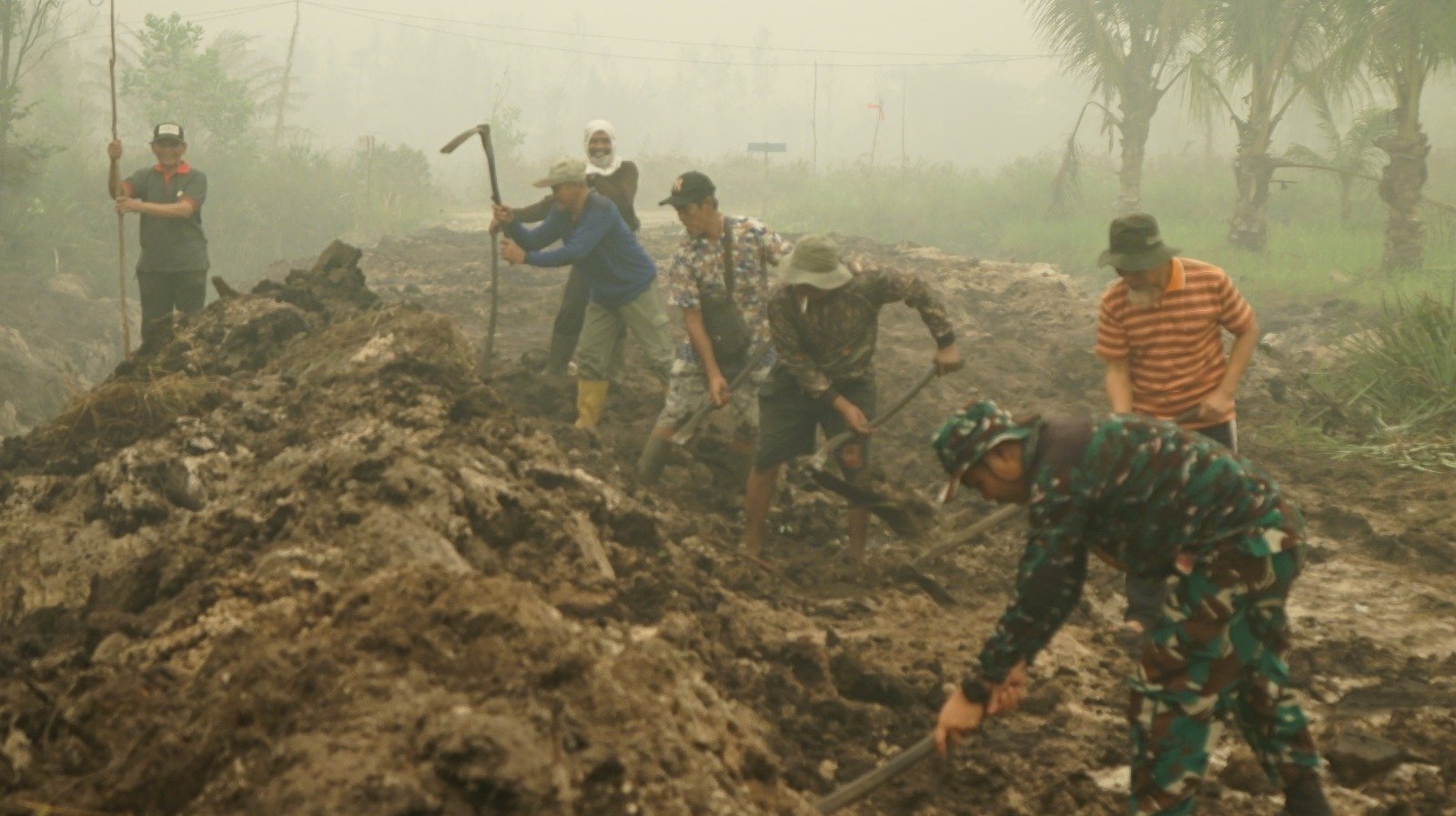 Pererat Kebersamaan, Satgas TMMD Bersama Warga Gotong Royong Pembuatan Drainase