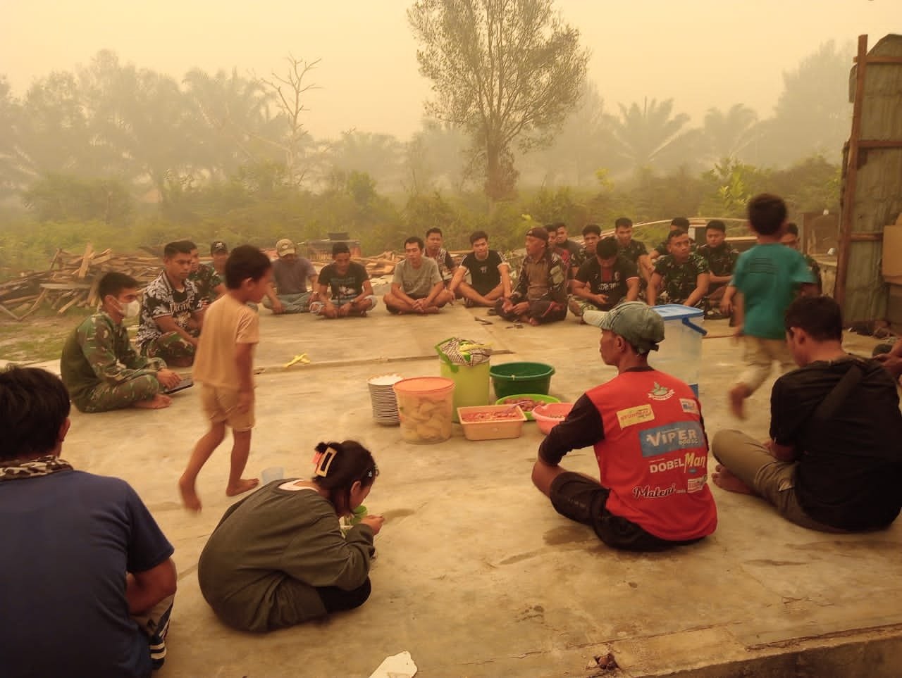 Jalin Keakraban, Anggota Satgas TMMD Kodim 1016/Plk  Laksanakan Makan Siang Bersama