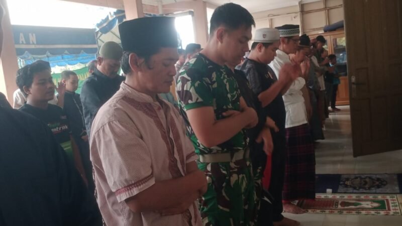 Perkuat Keimanan, Anggota Satgas TMMD Sholat Jumat Bersama Warga