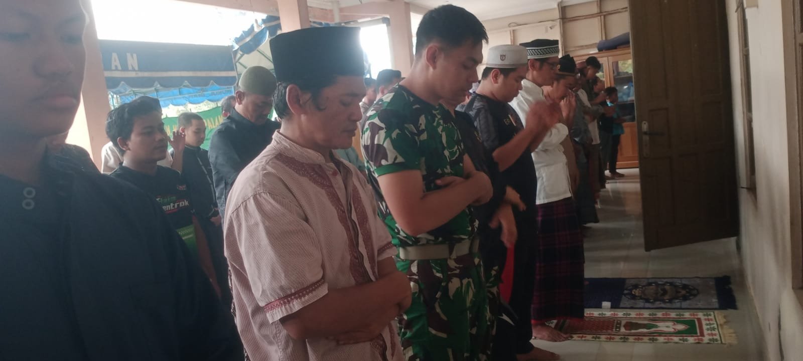 Perkuat Keimanan, Anggota Satgas TMMD Sholat Jumat Bersama Warga